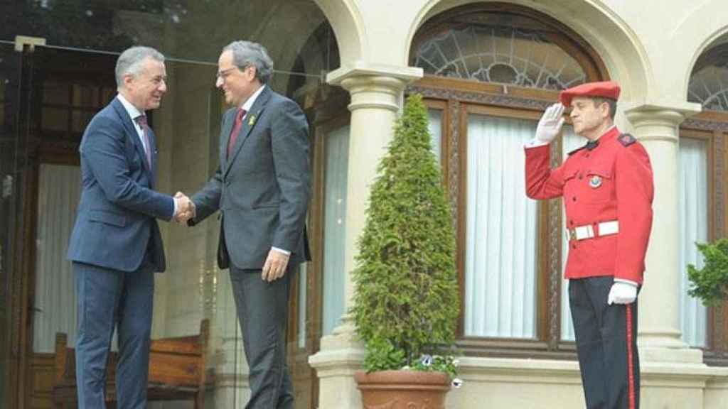 El presidente de la Generalitat de Cataluña, Quim Torra, con el lehendakari, Iñigo Urkullu, en el palacio Ajuria Enea de Vitoria / EFE