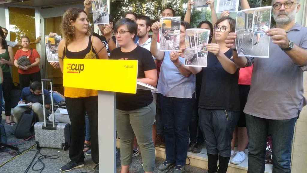 Mireia Boya, junto a otros dirigentes de la CUP, en el acto de este jueves ante su sede / @cupnacional