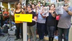 Mireia Boya, junto a otros dirigentes de la CUP, en el acto de este jueves ante su sede / @cupnacional