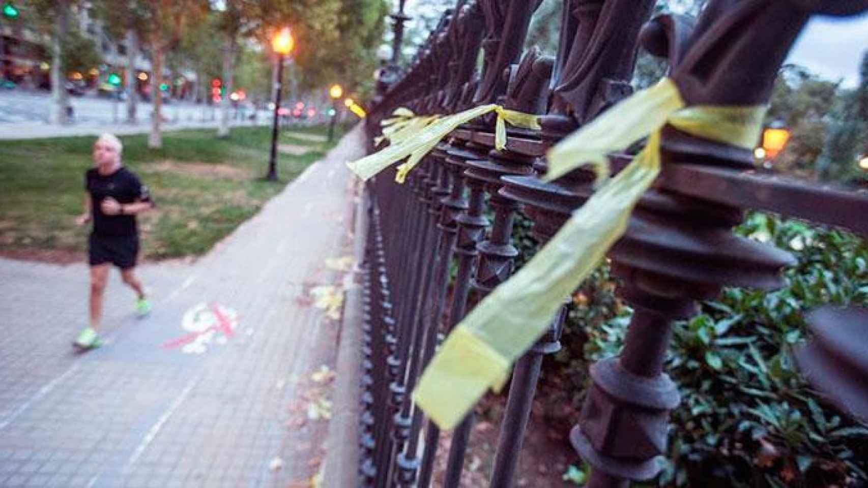 Lazos amarillos en un espacio público de Barcelona / EFE