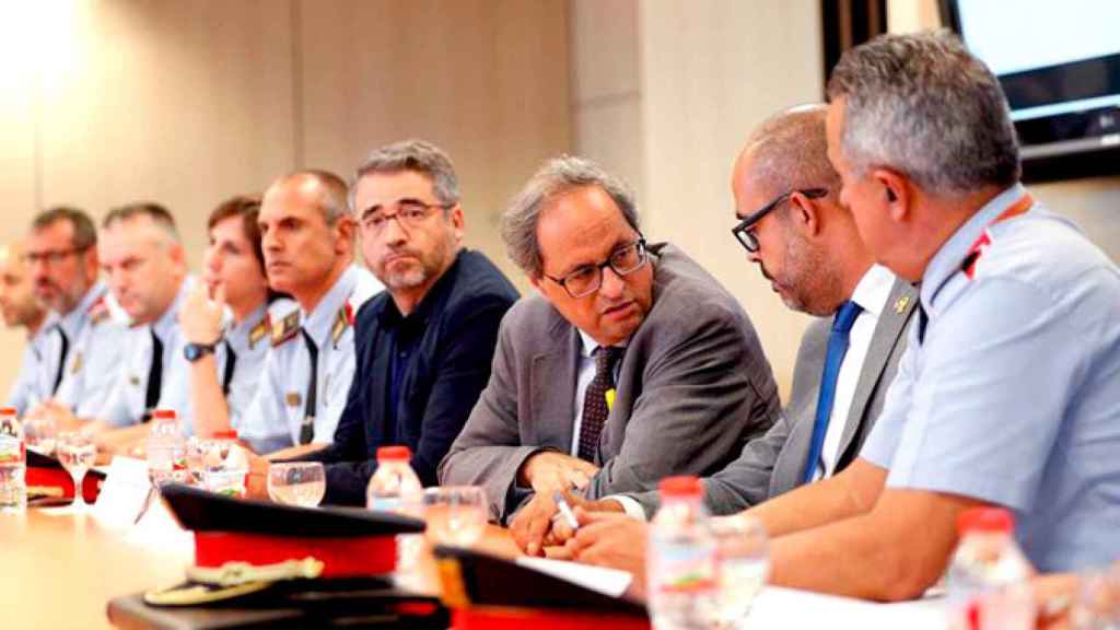 Quim Torra y el conseller de Interior, Miquel Buch (2d), junto a mandos policiales durante la reunión del Gabinete de Coordinación Antiterrorista / EFE