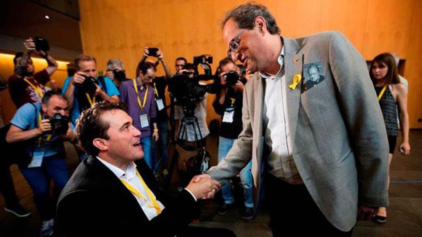 El presidente de la Generalitat, Quim Torra (d), saluda al nuevo presidente de PDeCAT, David Bonvehí (i) / EFE