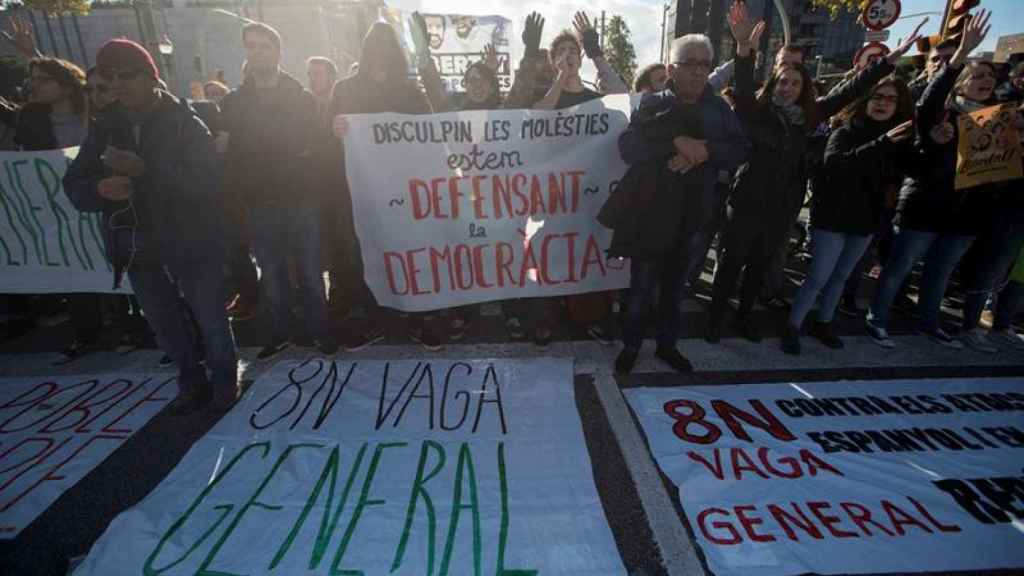 Manifestantes cortan la Avenida Diagonal durante la huelga del 8N / EFE