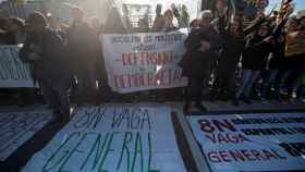 Manifestantes cortan la Avenida Diagonal durante la huelga del 8N / EFE