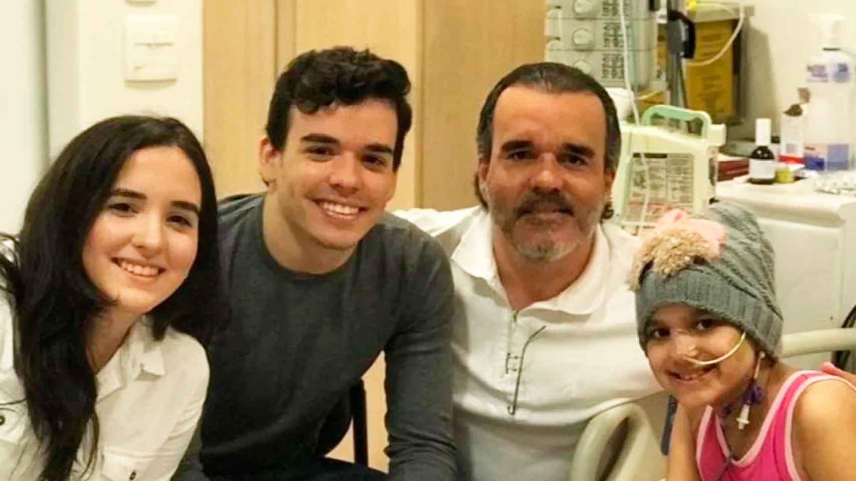 El padre, Régis Feitosa (c), con tres de sus hijos / Cedida