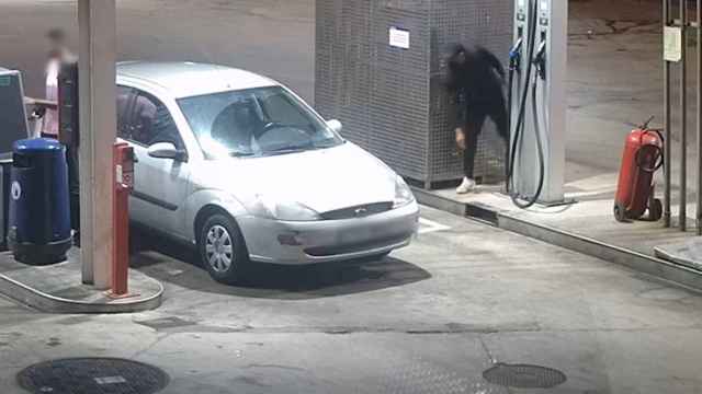 Momento en el que el ladrón roba las pertenencias de un usuario de una gasolinera de Tarragona / MOSSOS