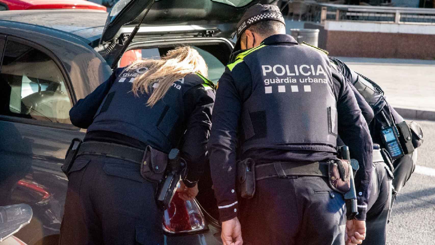 Agentes de la Guardia Urbana de Barcelona, que ha iniciado una prueba piloto para detectar armas blancas en las calles / GUÀRDIA URBANA