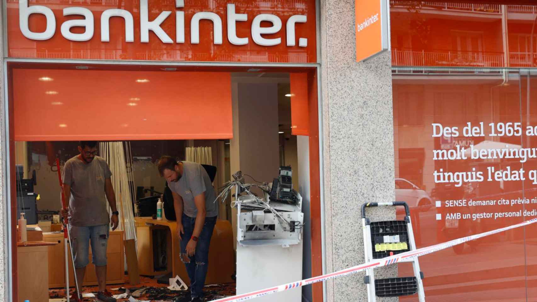 Un grupo de personas roba un cajero automático en una sede de Bankinter en Balmes de Barcelona / Efe