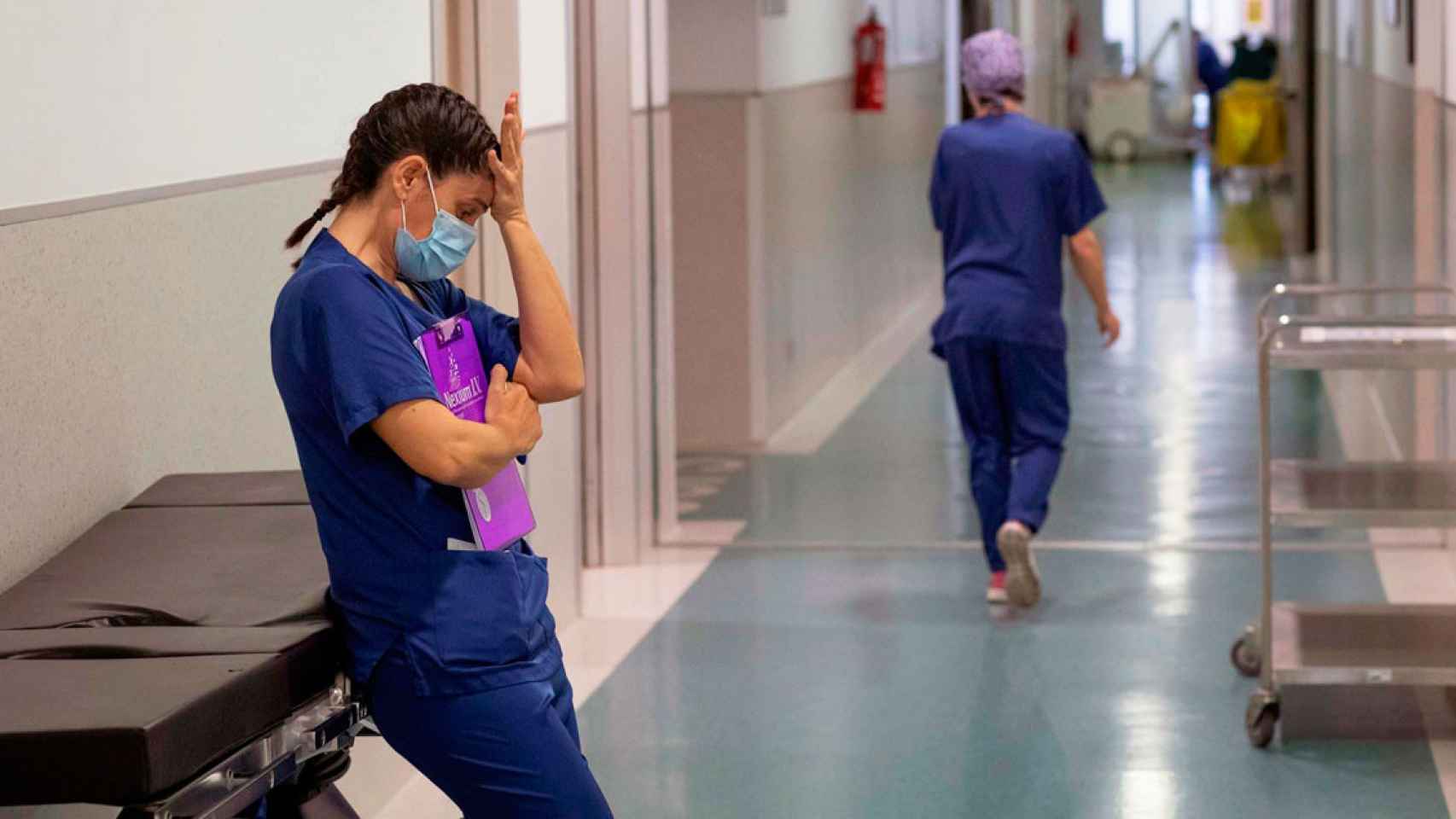 Una sanitaria agotada en un hospital de Barcelona / EFE