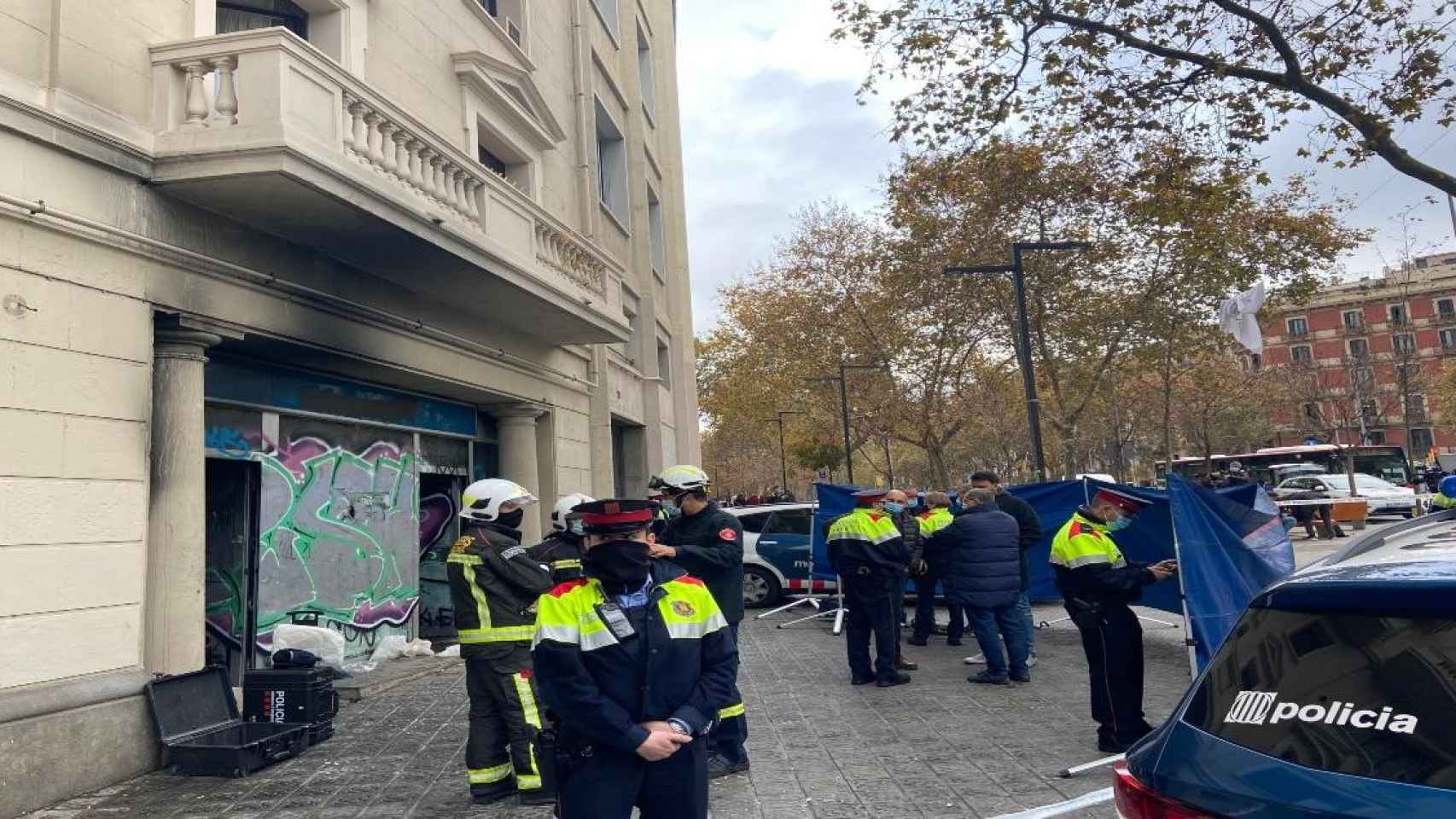 Bomberos y Mossos en la puerta del local donde se ha producido el incendio / CRÓNICA GLOBAL