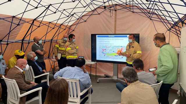 Reunión en el centro de mando del incendio de Santa Coloma de Queralt / BOMBERS