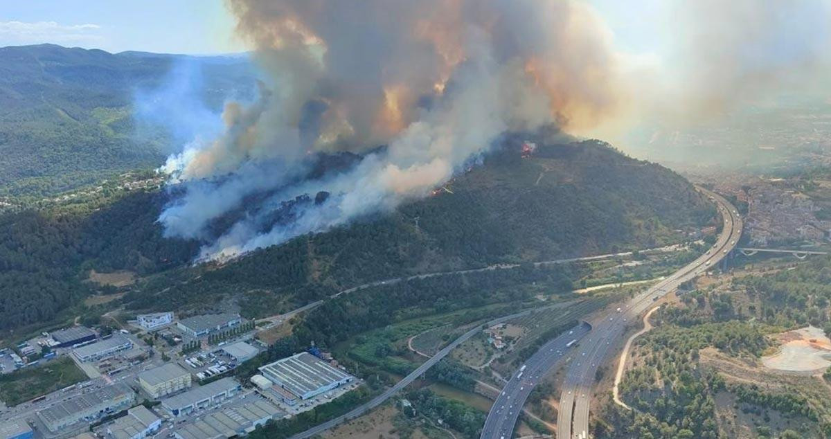 Incendio de vegetación forestal en Castellví de Rosanes (Barcelona) / BOMBERS