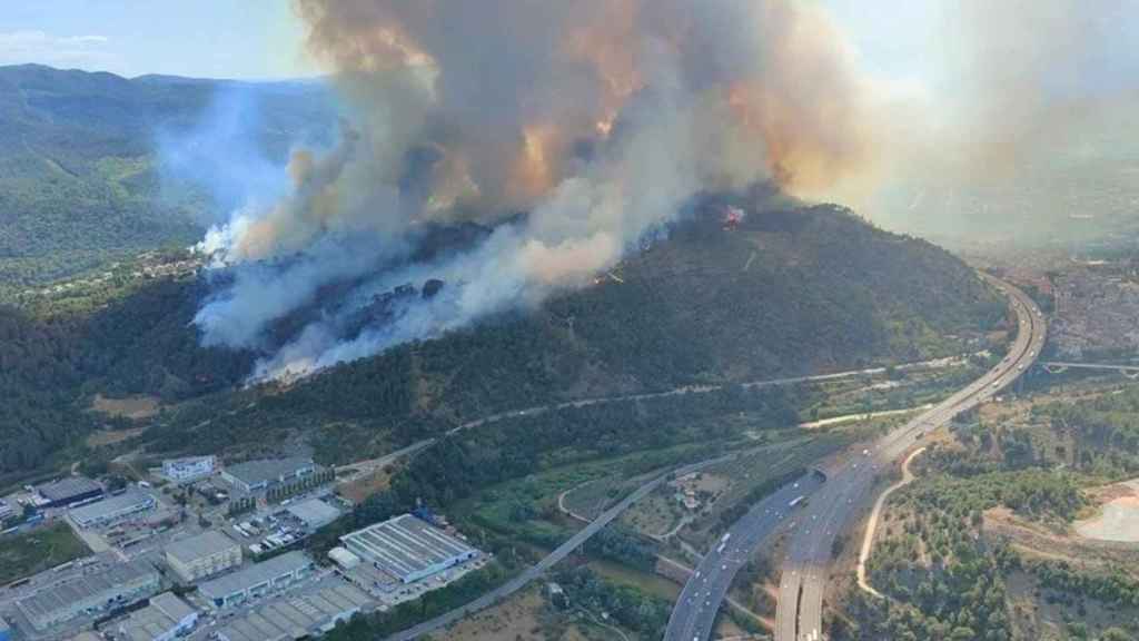 Incendio de vegetación forestal en Castellví de Rosanes (Barcelona) / BOMBERS