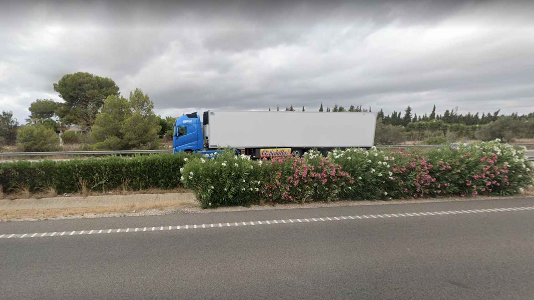 Un camión en la AP-7, a la altura de l'Ampolla, donde una conductora ha muerto tras un accidente múltiple / GOOGLE MAPS