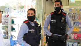 Una pareja Mossos d'Esquadra con mascarillas en una farmacia / TWITTER MOSSOS