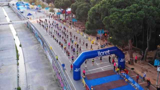 Carrera en Lloret de Mar, donde se ha solicitado el primer carnet de vacunación Covid 'Vacunatleta', manteniendo la distancia de seguridad entre competidores / LLORETRAIL