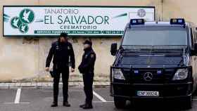 Dos agentes de la Policía Nacional ante un tanatorio de Grupo El Salvador, en Valladolid / EFE