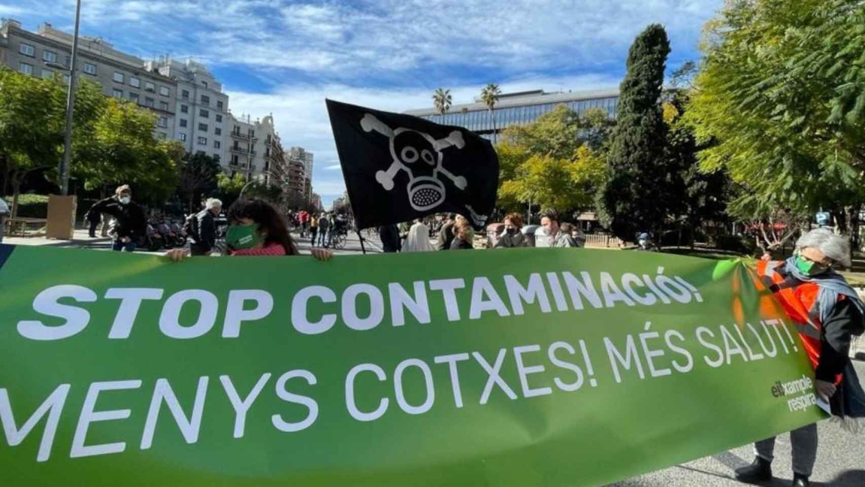 Una pancarta de Eixample Respira en una movilización para reclamar reducciones en el tráfico / EUROPA PRESS