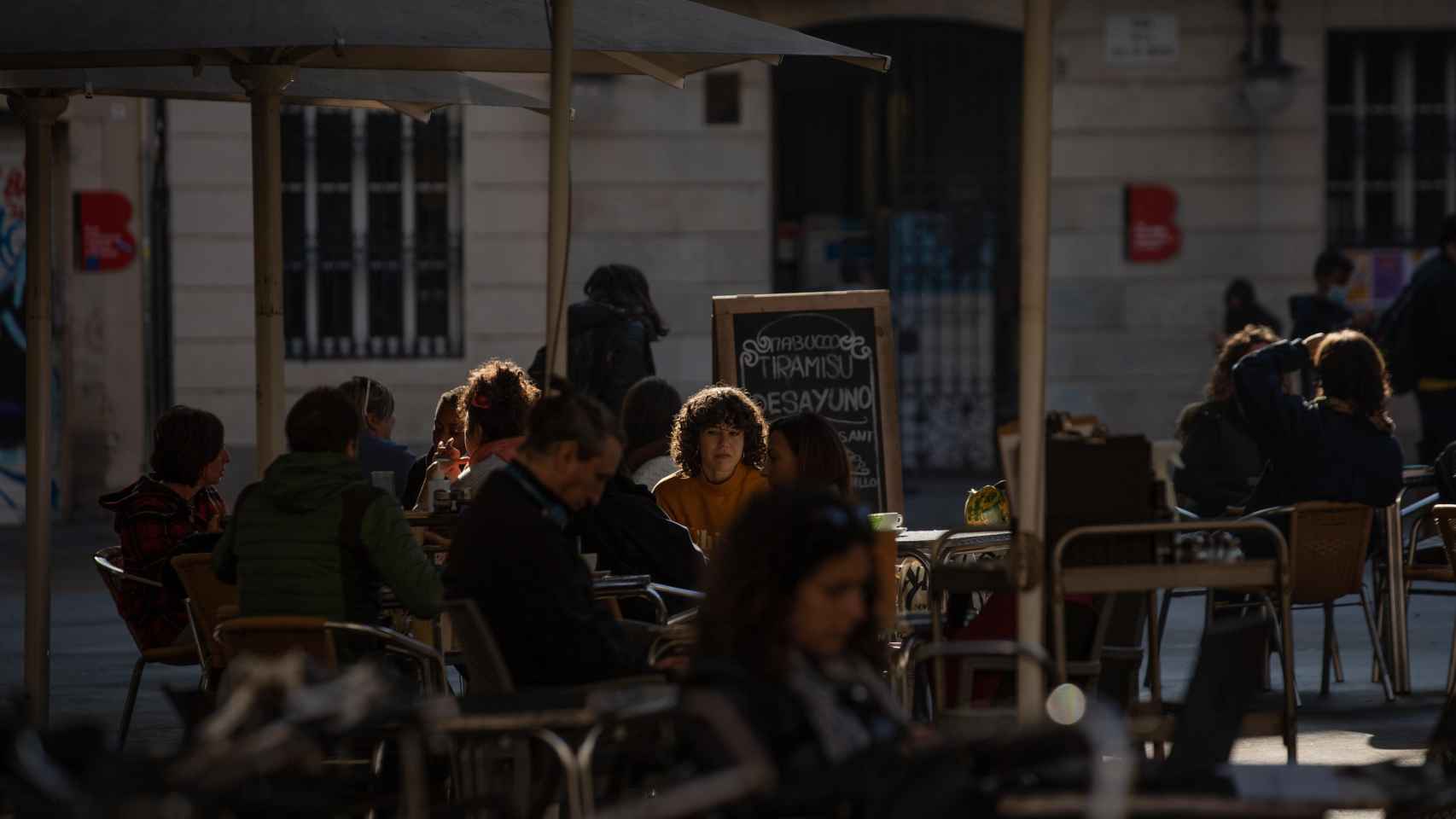 Varias personas sentadas en una terraza tras la reapertura de la restauración, foco de sanciones de Mossos y policía local si no se usan de forma correcta / EP