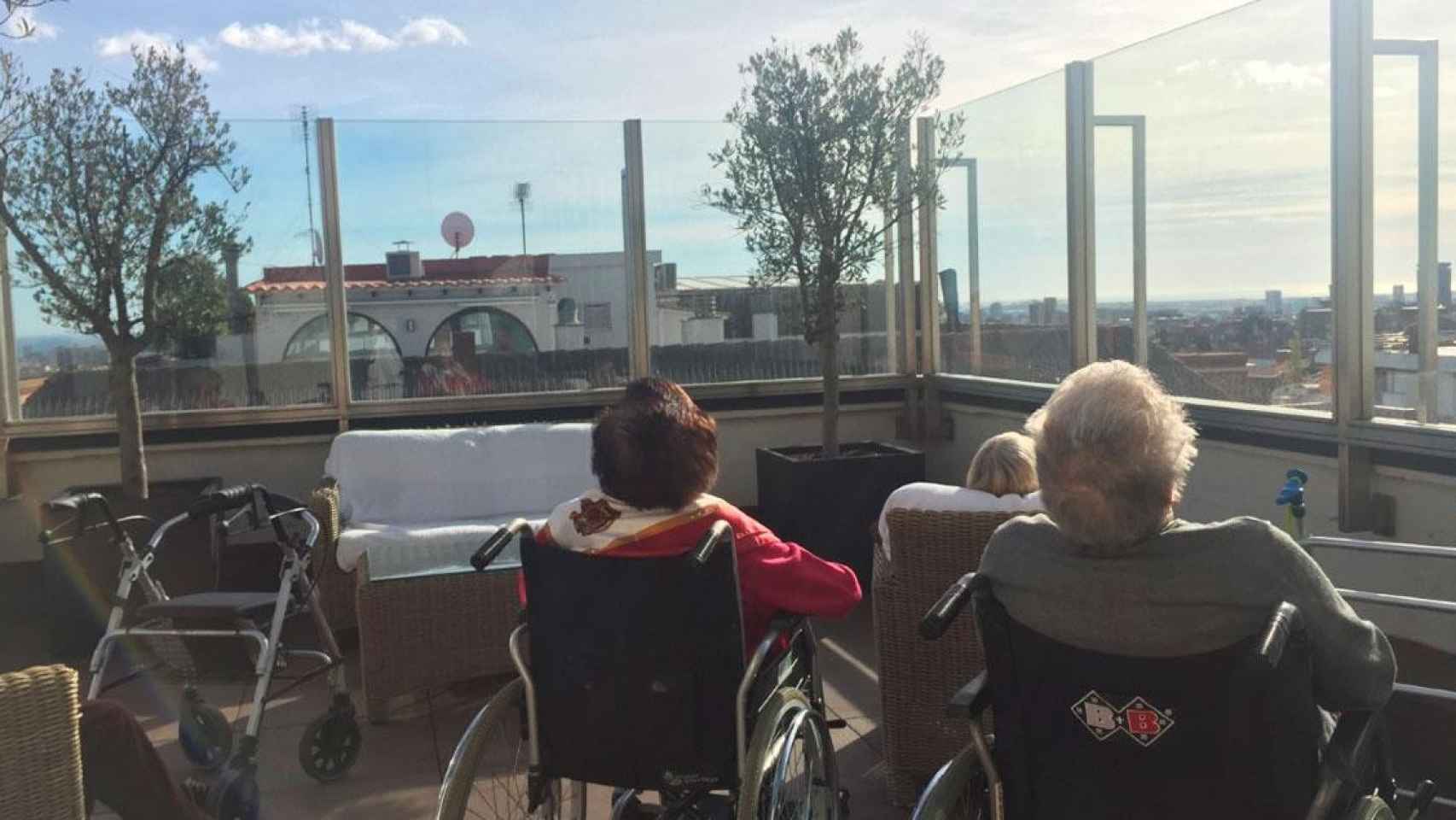 Imagen de residentes tomando el sol en la azotea de la residencia DomusVi Bonanova / DV