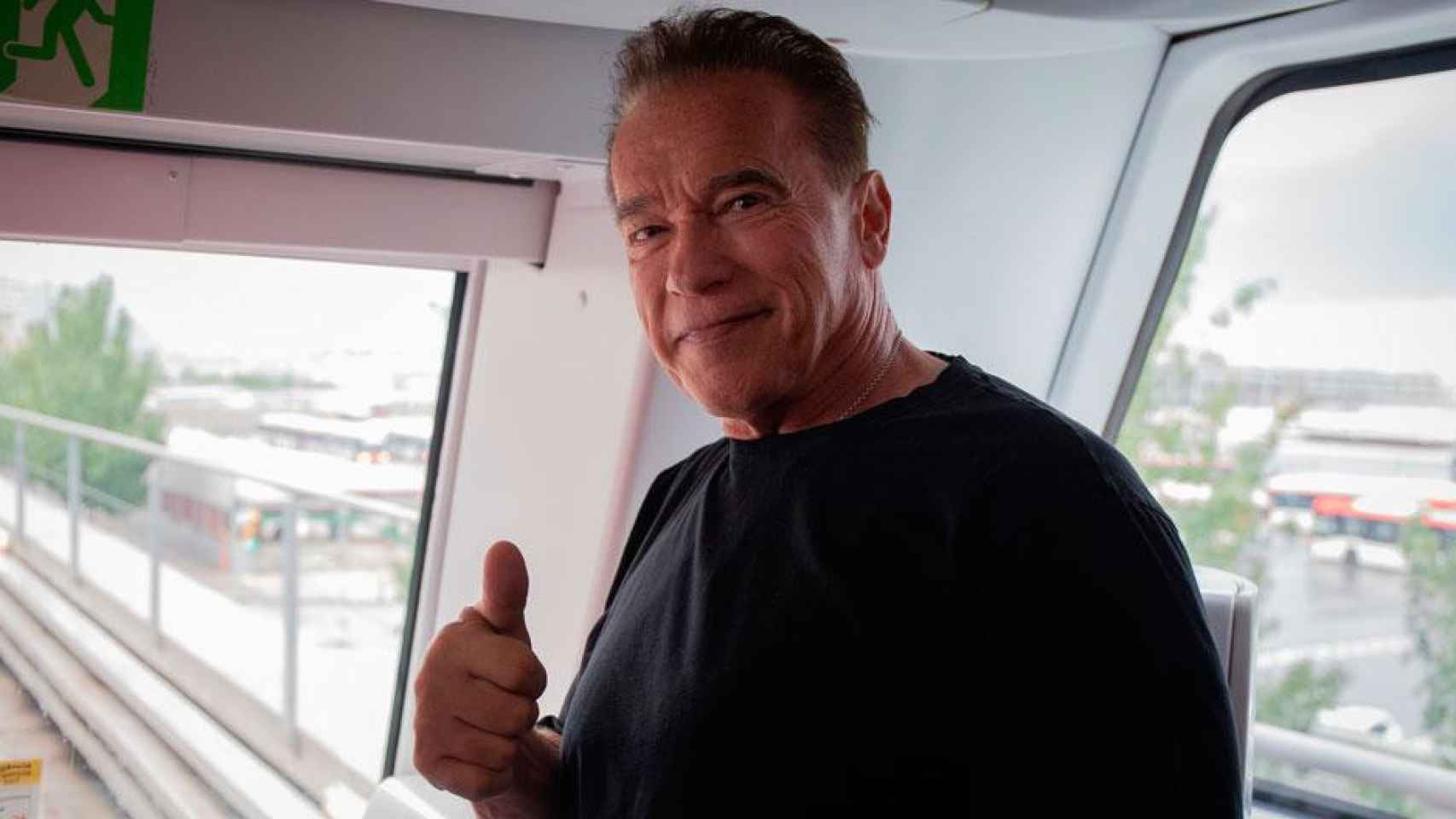 Arnold Schwarzenegger en uno de los Metros de Barcelona que funcionan de forma automática / EP