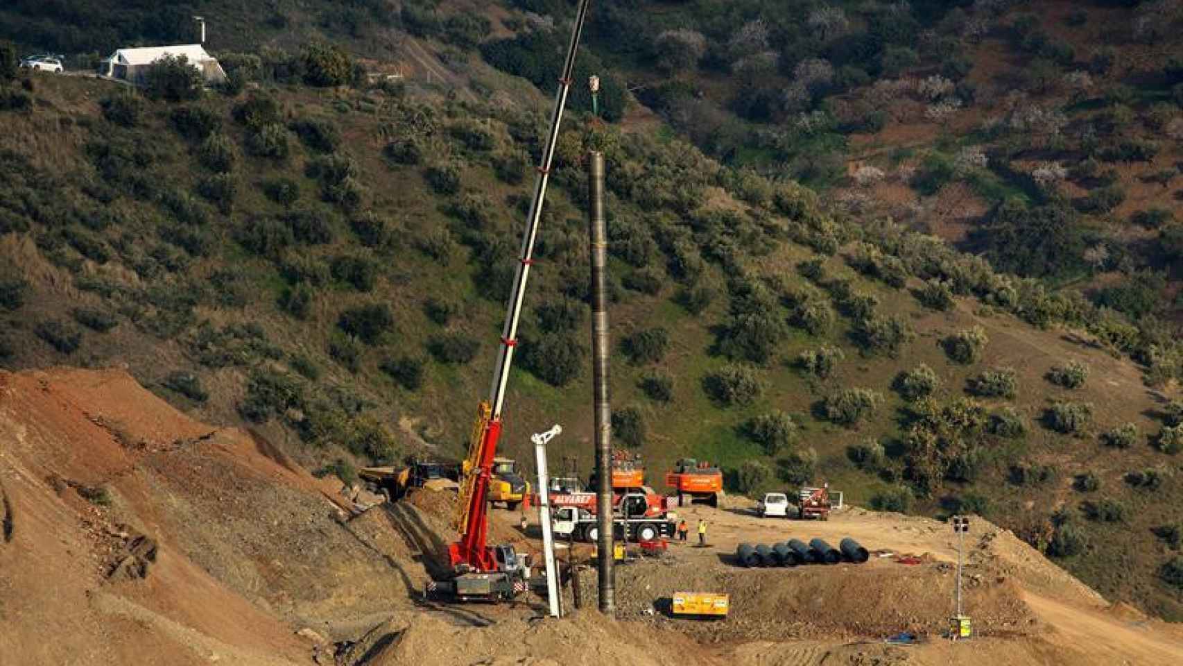 Imagen de los trabajos para perforar el pozo en busca de Julen, en Totalán / EFE