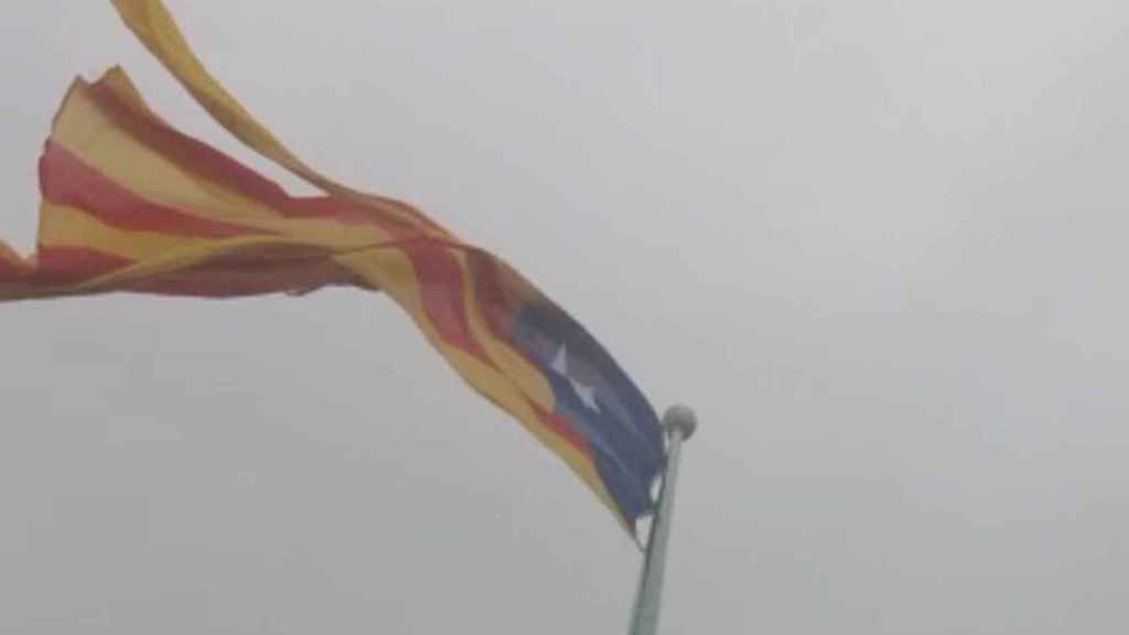 Una foto del momento en que cae el mástil con la estelada