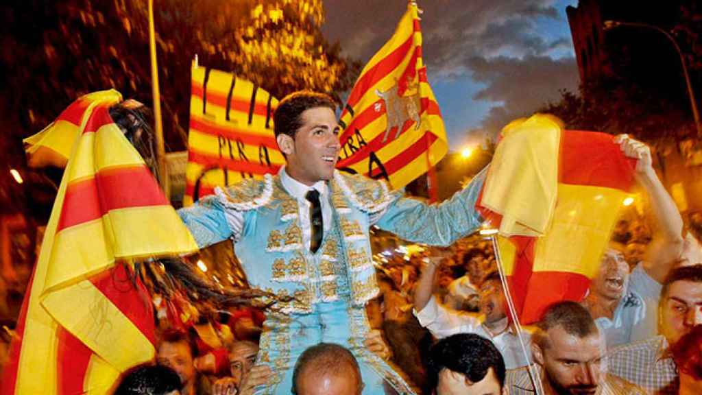 El torero Serafín Marín, llevado a hombres en la Gran Via de Barcelona / EFE