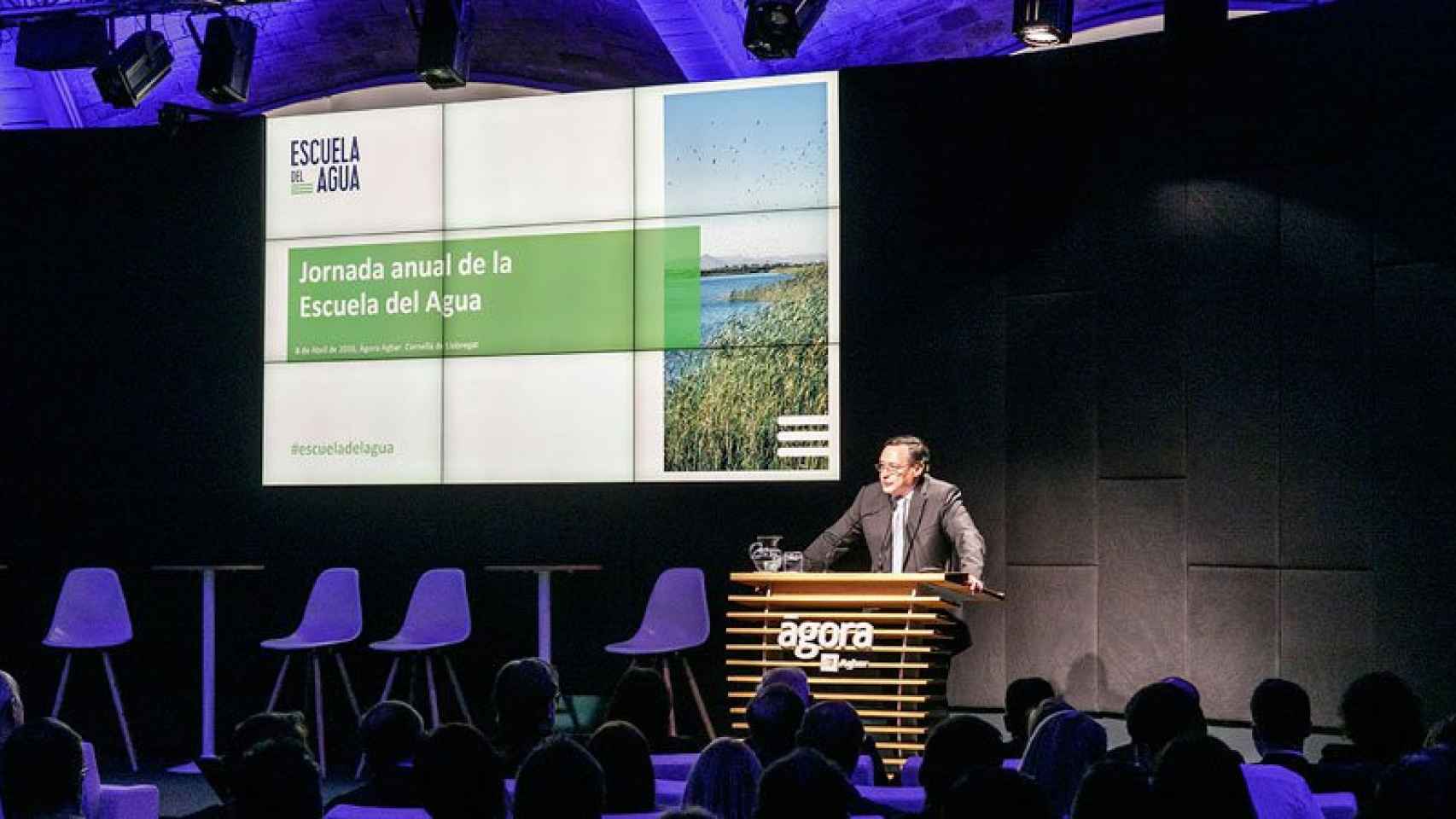 Ángel Simón, presidente ejecutivo del grupo Agbar, en la clausura de la promoción de la 'Escuela del Agua'.