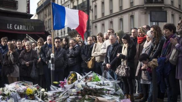 Ciudadanos franceses muestran su dolor y solidaridad a las víctimas de los atentados yihadistas del pasado viernes en París.