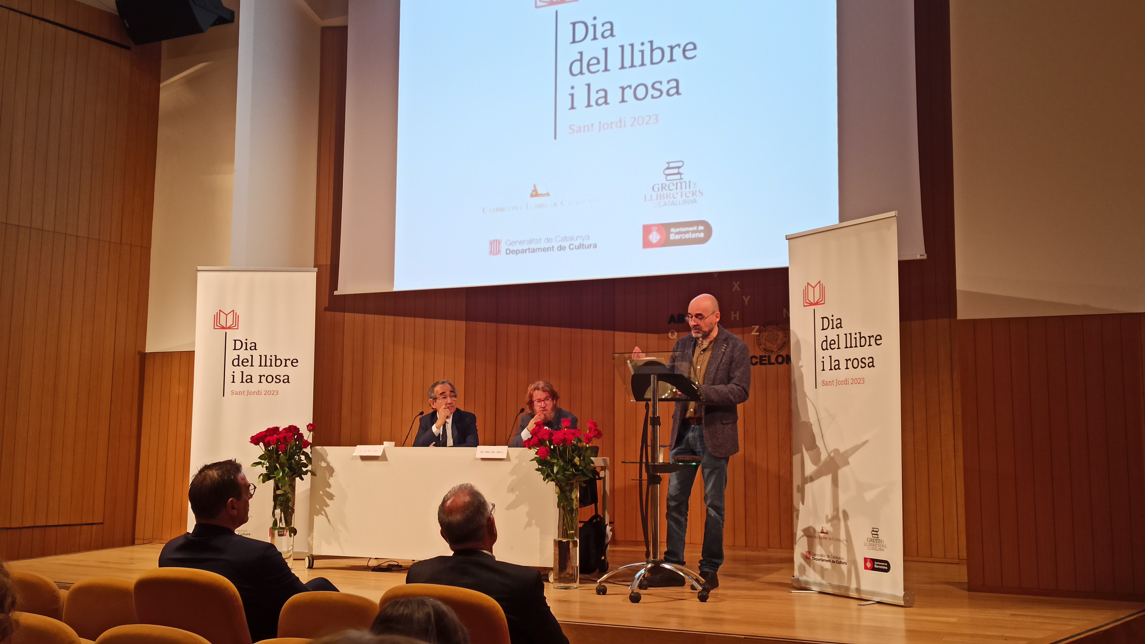 El presidente de la Cambra del Llibre de Catalunya, Patrici Tixis, y el presidente del Gremi de Llibreters, Eric del Arco, en una rueda de prensa este jueves / HUGO SÁNCHEZ - CG