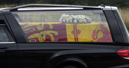 El coche fúnebre que traslada a la reina Isabel II a Edimburgo / EUROPA PRESS