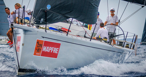 El Rey Felipe IV navega a bordo del 'Aifos' durante la prueba de entrenamiento de la 40º edición de la Copa del Rey-Mapfre de Vela celebrada en la bahía de Palma (Mallorca) - EFE/Ballesteros