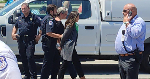La congresista demócrata Alexandria Ocasio-Cortez es detenida por la Policía del Capitolio hoy, durante una protesta a favor del derecho a abortar frente al Tribunal Supremo de Estados Unidos, en Washington (Estados Unidos) - EFE/ Eduard Ribas