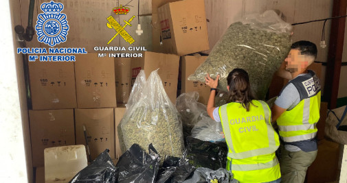 Los agentes requisan bolsas de plástico repletas de cogollos de marihuana / GUARDIA CIVIL