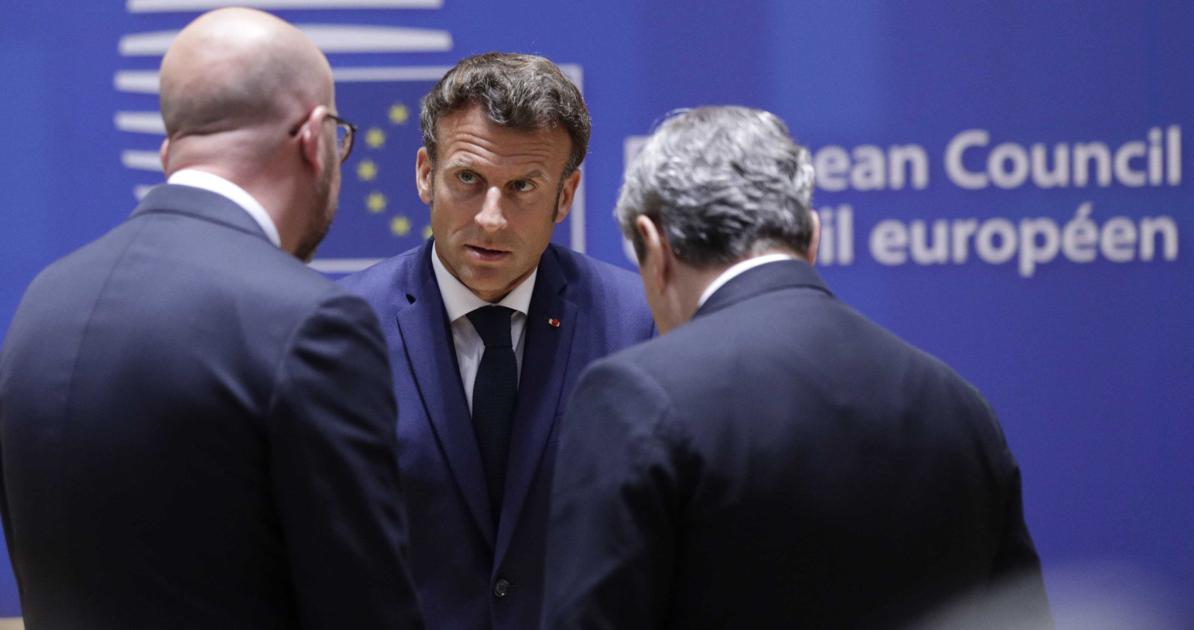 El presidente del Consejo Europeo, Charles Michel, el presidente francés, Emmanuel Macron, y el primer ministro italiano, Mario Draghi, en la primera jornada de una cumbre europea especial sobre Ucrania en el Consejo Europeo, en Bruselas / EFE