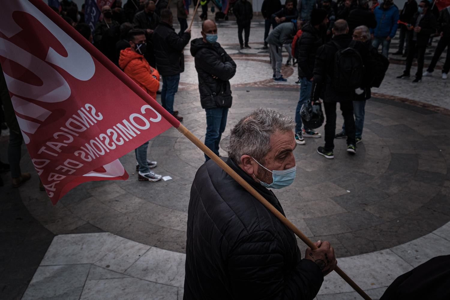 Un trabajador en huelga durante la protesta en la plaza central de Vilanova i la Geltrú / PABLO MIRANZO