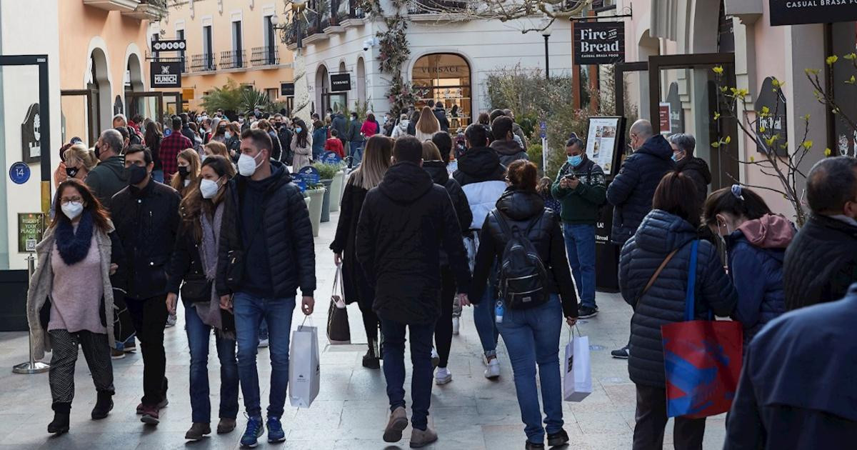 Una calle comercial durante este fin de semana en La Roca del Vallès (Barcelona) / EFE