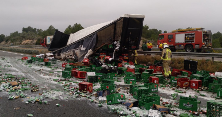 Botellines de cerveza esparcidos en una carretera de l'Ametlla de Mar / BOMBERS