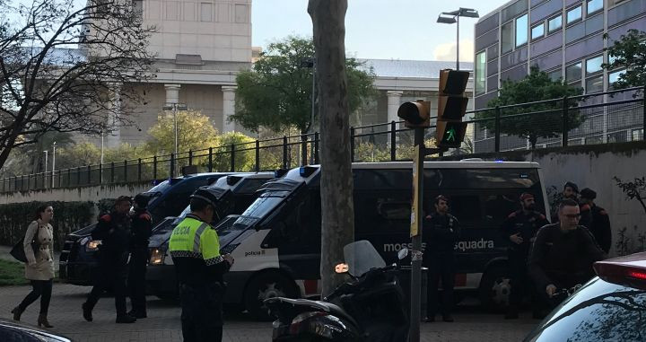 Furgonetas de Mossos d'Esquadra en el ingreso al Auditori de Barcelona / CG