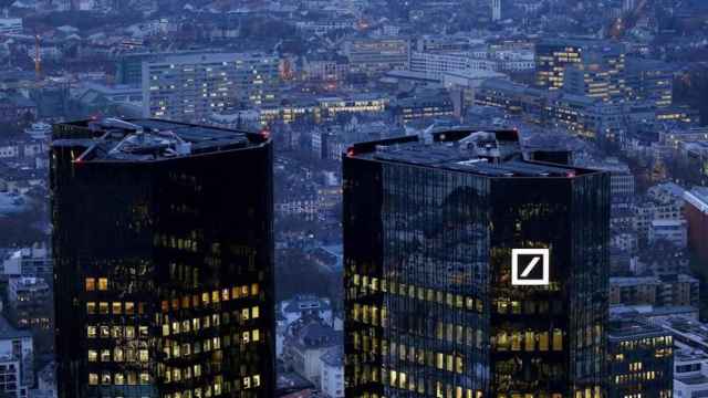 Una foto de archivo de los edificios de Deutsche Bank