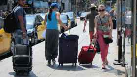 Turistas en Barcelona, cuyos hoteles arrastran todavía los efectos de la pandemia / EUROPA PRESS