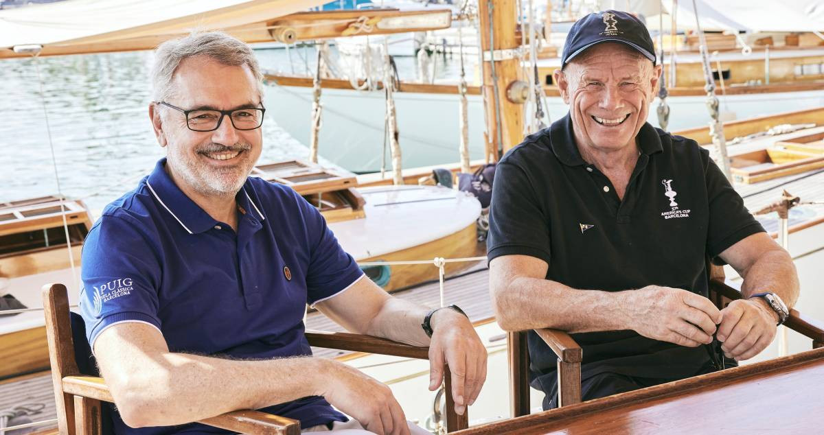 El presidente ejecutivo de Puig, Marc Puig (i), y el capitán del equipo de vela de Nueva Zelanda para la Copa América, Grant Dalton / TONI MATEU / PUIG