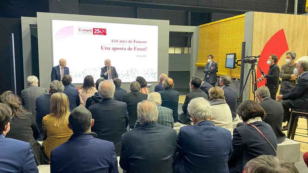 Josep Sanchez Llibre (c), presidente de Foment del Treball, y Carlos Grau (i), consejero delegado del Mobile World Capital, durante la ponencia esta tarde en el Mobile World Congress de Barcelona / FOMENT