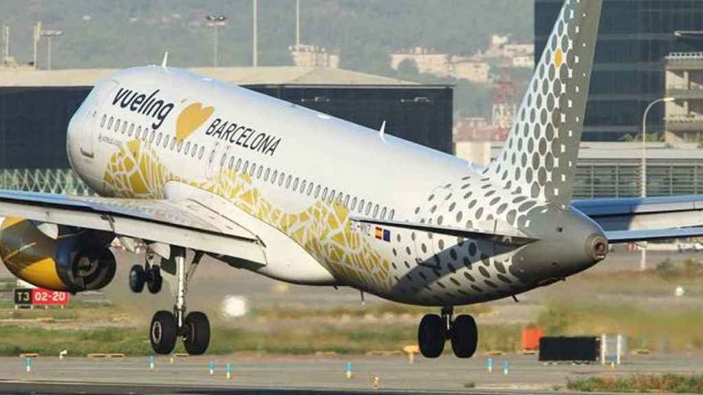 Imagen de un avión de Vueling despegando del aeropuerto de Barcelona-El Prat / CG