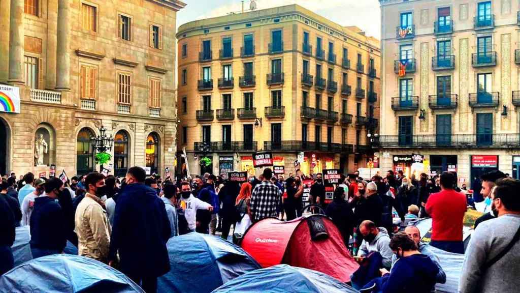 La acampada de trabajadores y empresarios de ocio nocturno en la plaza Sant Jaume de Barcelona / CG