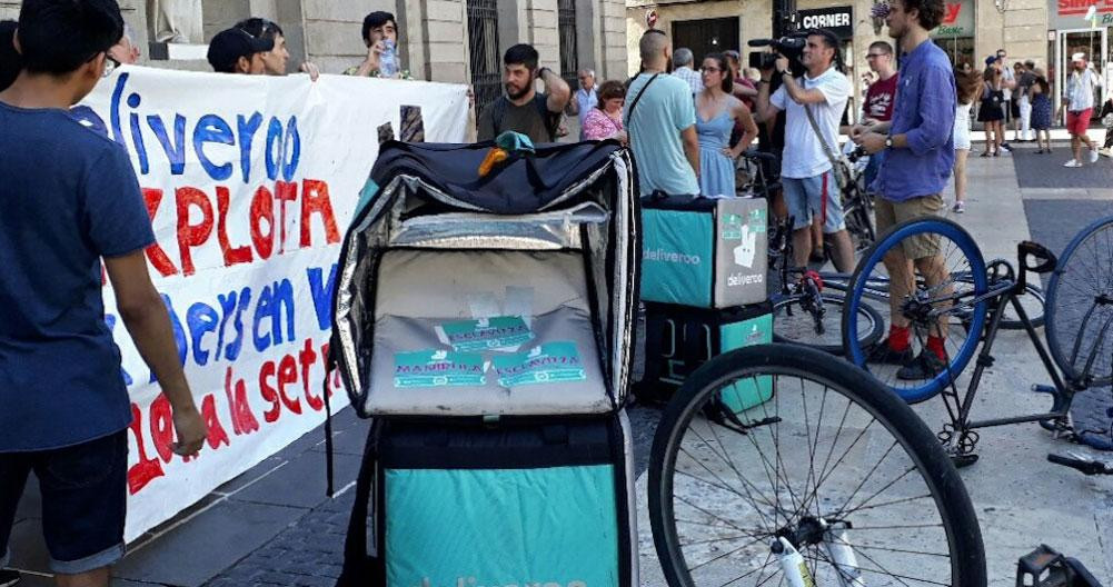 Varios riders de Deliveroo protestan contra la empresa en Barcelona / TWITTER