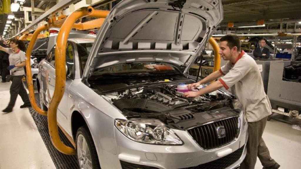 Un empleado de Seat en la sede de la automovilística en Martorell (Barcelona) / EFE