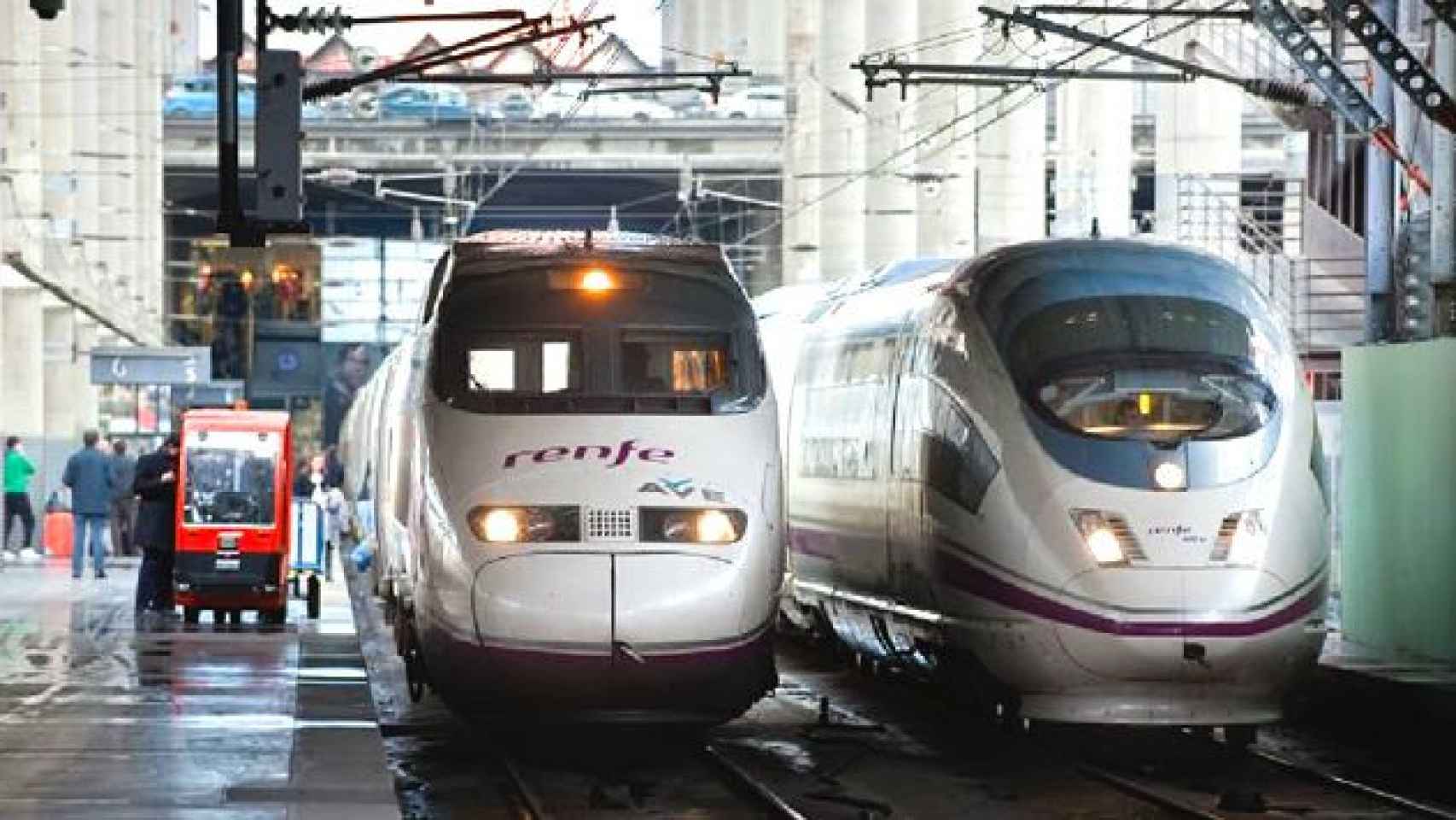 Alstom ha servido y se encarga del mantenimiento de buena parte de los trenes AVE que circulan en España, como los dos de la imagen de archivo / EFE