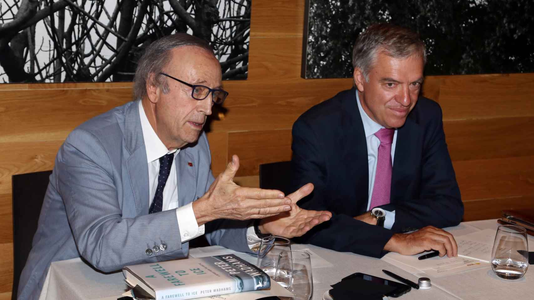 El bodeguero Miguel A. Torres junto al director de UNEF, José Donoso, en rueda de prensa